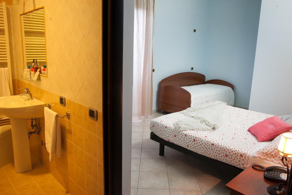 Pensione Degli Ulivi Porto SantʼElpidio Δωμάτιο φωτογραφία